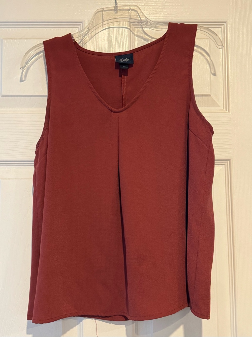 Flowy Sleeveless V-Neck Shell Top in wine / maroone